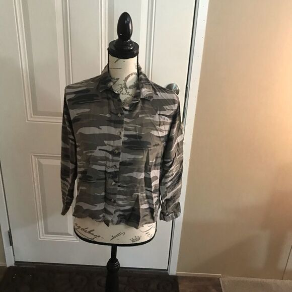 Style Envy Camouflage Green Button Up Blouse Small - Picture 2 of 16